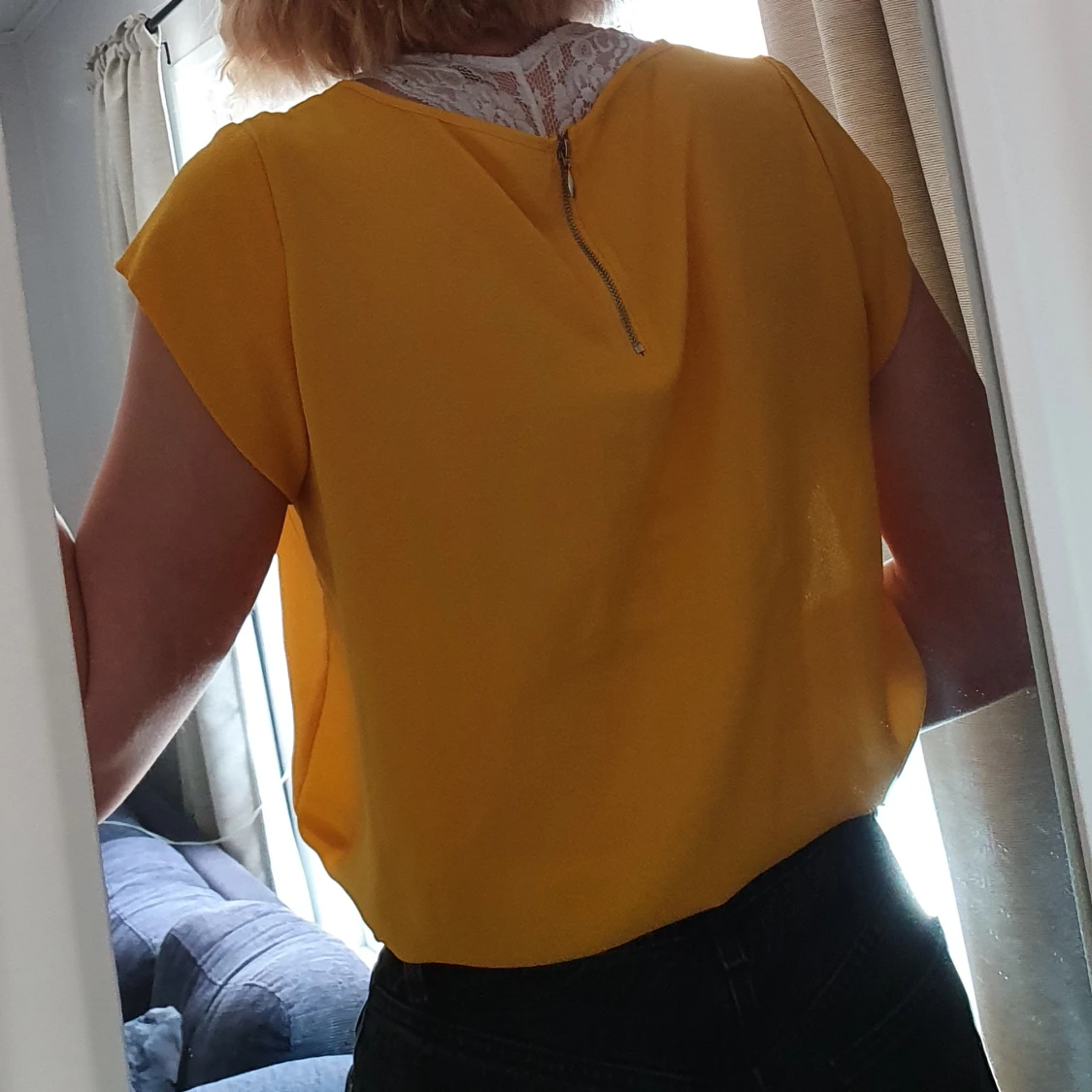 Gul blus från only - 91