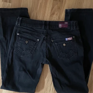 Dolce Gabbana jeans - Fina & unika vintage low-waisted D&G jeans i bootcut modell. Strl: 27. Skriv privat vid frågor eller intresse, använder inte köp direkt <3 Kan mötas upp i stockholm 