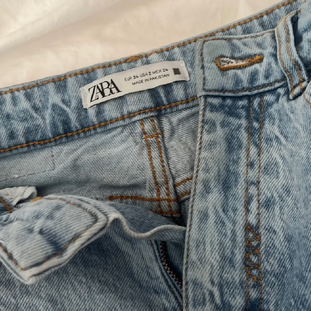 Jätte fina blåa zara byxor!💕 säljer på grund av dom va för små.  ⚠️-inte mina bilder-⚠️  . Jeans & Byxor.