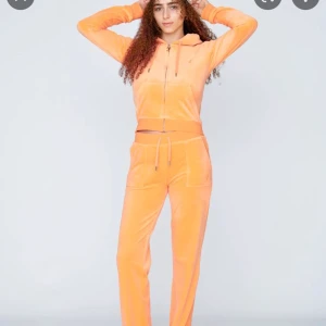 Juicy set orange  - Säljer mitt juicy set pga att jag inte använder det längre. Storlek xs på båda tröjan och byxorna 