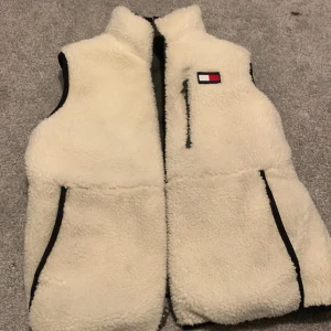 Tommy Hilfiger  - Man kan vända ut och in på den och så är det storlek 152 den är äkta. Använd väldigt få gånger   Ny pris 2000 kr   Mitt pris 800