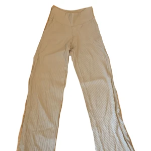 Beige byxor - Ett bar byxor med hyfsat stretchig material. Beige färgade och se likadan ut från baksidan. Passa mig i midjan med är pyttelite kort i längden och jag är 170cm. Priset kan såklart diskutera. Köparen står för frakt och kontakta vid intresse💕