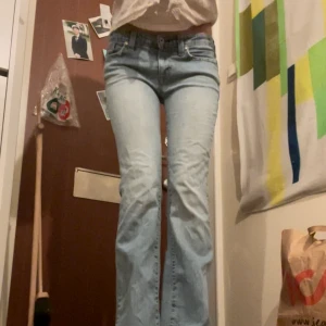 Lågmidajde ljusblåa jeans! - Ett par så snygga lågmidjade jeans som är lite stora för mig i midjan. De första bilderna visar färgen bäst. Jag är 170 och brukar ha Xs/s. Jag möts upp i Stockholm och kan posta (66kr). Om du har några frågor är det bara skriva 💞