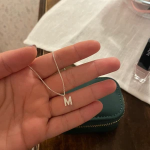 Halsband bokstav Bianca ingrosso Ani 925 Sterling Silver - Bokstavshalsband med M i silver från Bianca ingrossos märke Ani. 925 Sterling silver, köptes för 700kr. Aldrig använt. Skriv i kommentarerna för pris om du är intresserad.