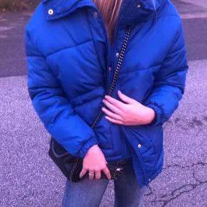 Blå jacka - Blå vinterjacka från Urban classics. Köpt förra året och använd nästan en hel vinter, (men som ny inga märken osv). Storlek S! Köpt för 1000kr, köp direkt dör 700kr