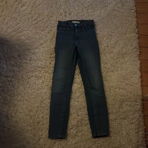 Molly skinny jeans frpn Gina tricot - Blåa jenas i storlek xs. Använda men i bra skick. Pris går att diskutera.