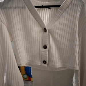 Snygg kofta med knappar - Vit kofta med knappar från Shein. Använd men i bra skick. Inga hål elr fläckar osv.