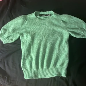 Veromoda tröja  - En grön tröja från veromoda i ull med lite puffiga armar 