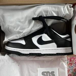 Tjena! Säljer ett par helt nya Nike dunk low W Black-white i storlek US 7 W motsvarande storlek 38 EU! Skorna är köpta på SNS och kvitto finns. Kan mötas upp men även skickas via post! 