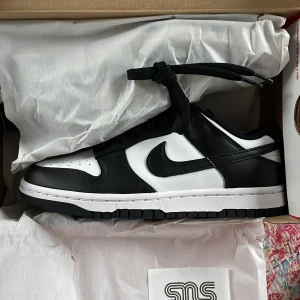 Nike dunk Low W - Tjena! Säljer ett par helt nya Nike dunk low W Black-white i storlek US 7 W motsvarande storlek 38 EU! Skorna är köpta på SNS och kvitto finns. Kan mötas upp men även skickas via post! 