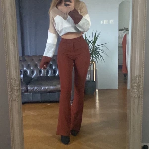 Stradivarius byxor  - Stradivarius byxor S. Väldigt stretchy. Kan bli Dressed up eller dressed Down. Jag är 166cm (172cm med klackarna som jag har på mig i bilderna) 😊 Jag säljer även tröjan (en annons på min profil💕) 