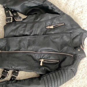 Jacka  - Superfin kommer ej till användning super bra skicka inga fläckar köpt för ca 800-1000 kr 