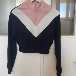 H&M  - Jättefin tröja säljer den eftersom den är liten på mig har dock haft på mig den en gång bara  Frakt tillkommer på priset 