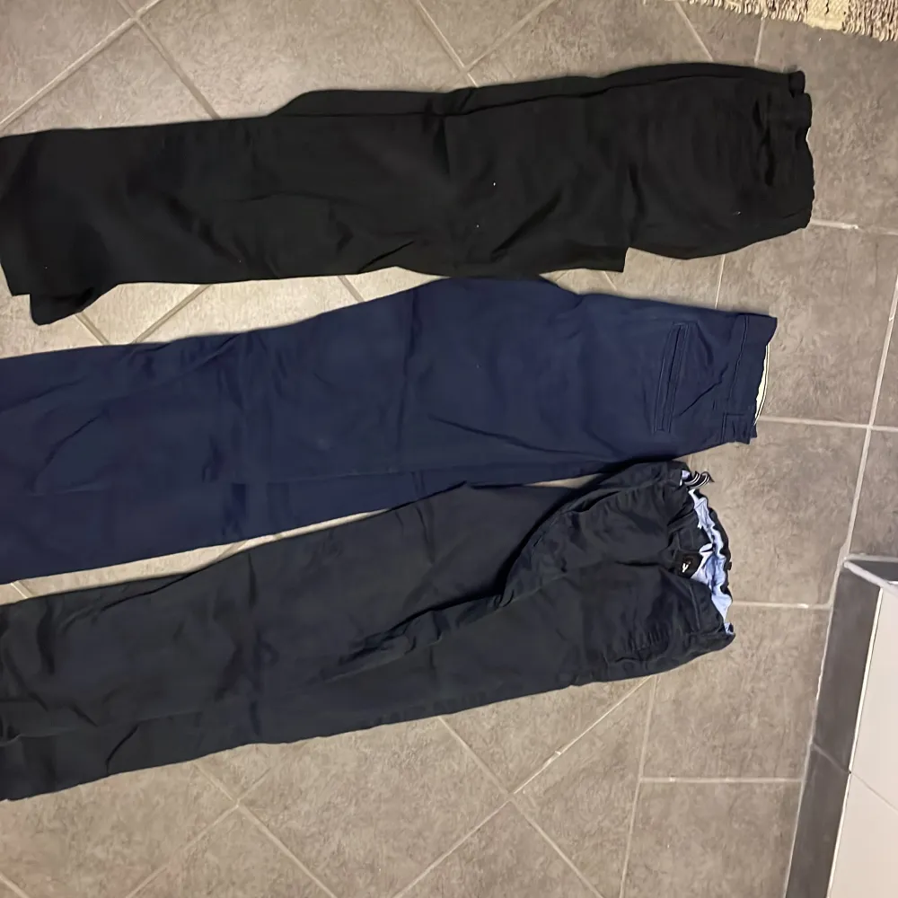3 chinos byxor i storlek 158. De finns tre olika färger svart,blå och mörkblå . Jeans & Byxor.