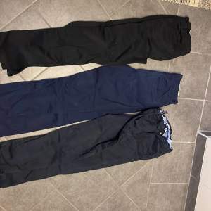 3 chinos byxor i storlek 158. De finns tre olika färger svart,blå och mörkblå 