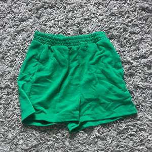 säljer dessa fina gröna shorts ! de är i mjukt tyg och knappt använda