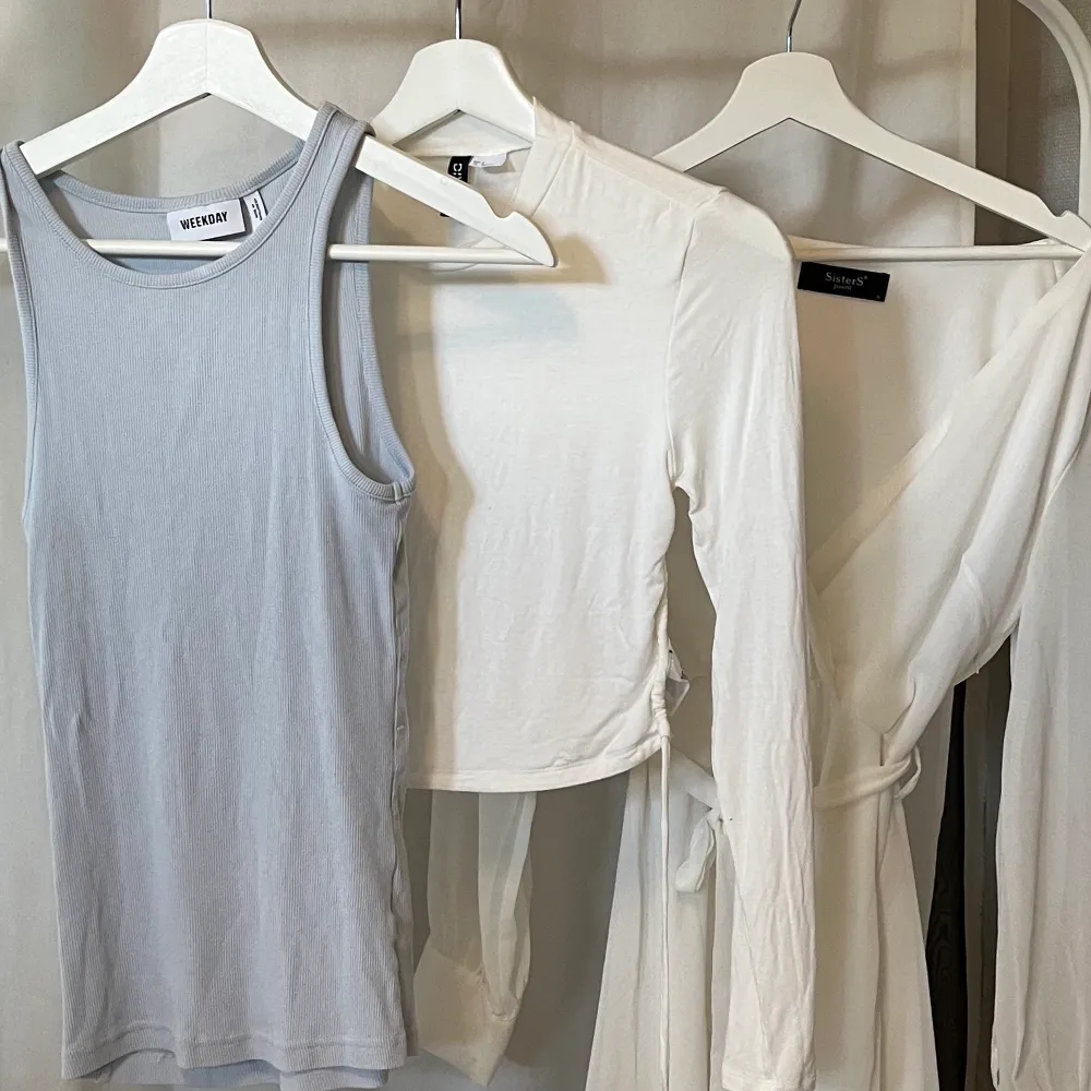 En klänning, 2 tröjor ❤️ Vita tröjan har öppen rygg 🥰 Från weekday, sisters och Hm. Tröjorna : 40 kr st, klänningen;”: 150 kr. Allt för 180 kr 🥰 . Toppar.
