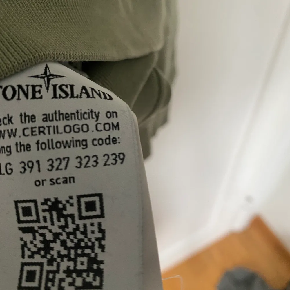 En jättefin stone island tröja i kaktusgrön färg, den är sparsamt använd och i väldigt bra skick  Den är köpt på NK Göteborg för ca 1500 Priset går att förhandlas. Tröjor & Koftor.