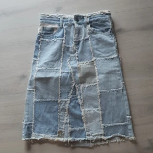 Retro vintage jeanskjol ichi stl xs - Köpt på secondhand för ett par år sedan. Märke ichi Supersnygg! Fint skick!  Lappat jeanstyg Fickor. Stl xs.  Midja 70 cm Längd 65 cm Höft 88 cm.