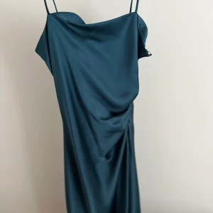 Zara klänning - Säljer min fina klänning från Zara. Aldrig använd. Ettiketen finns på. 