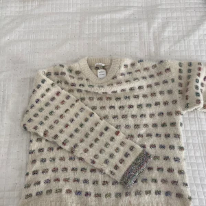 Stickad tröja från Zara <3 - Jättegosig stickad tröja från Zara! Den är beige med glitter mönster dock Inte alls stickig i materialet, storlek S men känns som M. I princip nyskick och säljer då den inte kommer till användning. Nypris 500kr, säljer för 300 men pris går att diskutera😌