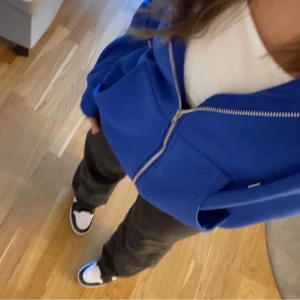 Blå kofta - jätte snygg blå kofta, storlek s men oversized. Aldrig använd. Frakt tillkommer