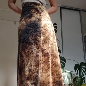 Kjol - Unik långkjol i sammetsliknande material, perfekt på hösten då den håller värmen. Fint skick! Kan skicka fler bilder <3