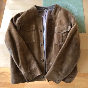 Brun mocka jacka - Jacka köpt secondhand i Stockholm för 750! Inga defekter och mockan i bra kvalité den med. 200 + frakt! Om du vill köpa kontakta mig! 