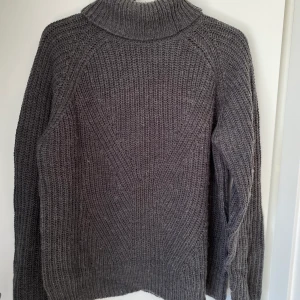 Stickad tröja med halskrage  - Stickad tröja med halskrage, aldrig använd!