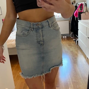 Jeans kjol  - Jättefin jeans kjol från lager 157. Flitigt använd men fortfarande i väldigt bra skick. säljes pga blivit för stor. Storlek L  📍Möts upp i Stockholm/Södermalm eller Åkersberga.  💌 Köparen står för frakten   ❌ inga returer