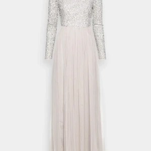 Balklänning - Balklänning i nyskick från Maya Deluxe i storlek 38/40, lappar kvar. Endast använd i ett par timmar! Absolut inga fläckar eller andra tecken på användning🌸  Köpt på Asos för 1700kr