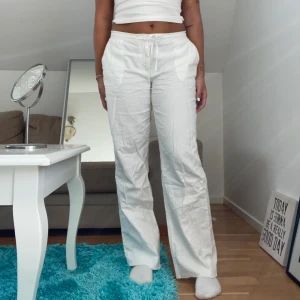 Linnebyxor  - Säljer dessa lågmidjade linnebyxor från bonprix, jag har sprättat upp dom längst ned så de ska passa mig som är 170cm! 