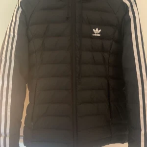 Adidas jacka  - Adidas jacka storlek 38, jätte snygg och bekväm perfekt till vintern 💙 köpt för 1100 säljer för 450!