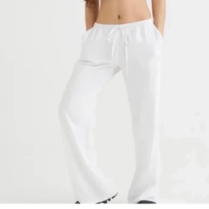 Linnebyxor  - Säljer mina vita linnebyxor för att dom är för korta för mig dom är i bra skick och är slutsålda