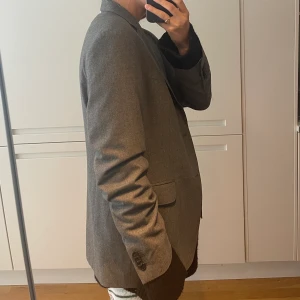 Oversized kavaj - Grå 100% ullkavaj, från Arket i strl 52. Jag har strl 38 vanligtvis, och den är oversized även om jag har en stickad tröja under. Väldigt fint skick! 