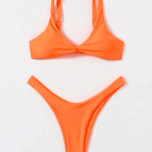 Shein bikini storlek S - Orange bikini från Shein i nyskick. Aldrig använd. Fantastisk färg🧡 Alla band i överdelen är reglerbara😍Finns inlägg i överdelen som går att ta ut.  Skriv privat för fler bilder☀️ Nypris 119kr+59kr frakt.  Mitt pris 80kr+frakt/ hämta i Kungsbacka😊