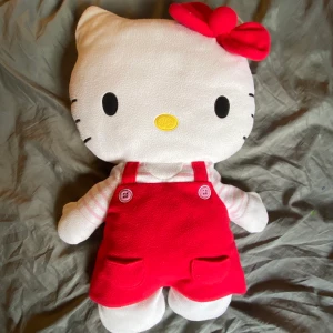 stor hello kitty  - stor hello kitty gosedjur! jätte bra skick 💋 