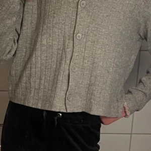 Tröja - Grå tröja med knappar. Går att öppna upp så det blir en kofta! Kan hämtas upp runt Alingsås eller skickas då blir det + frakt😍