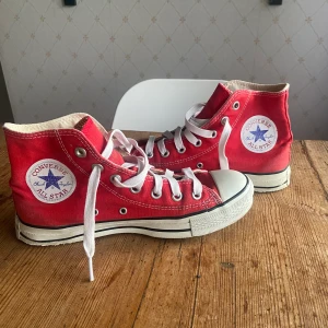 Röda converse - Röda converse i använt men fint skick. Lite sliten i hälen. Storlek 37,5 men jag har 38/39 och de passar mig💕💕