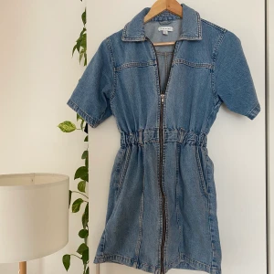 Jeans klänning  - Jeansklänning från topshop💕storlek 34 men passar mig som har 36