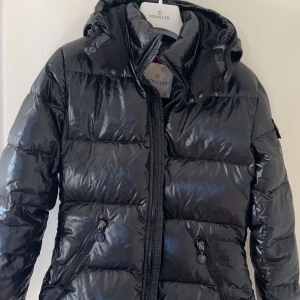 Moncler jacka - Jätte fin moncler jacka som säljs då den nt används, Modellen badia, äkta och finns kod i.