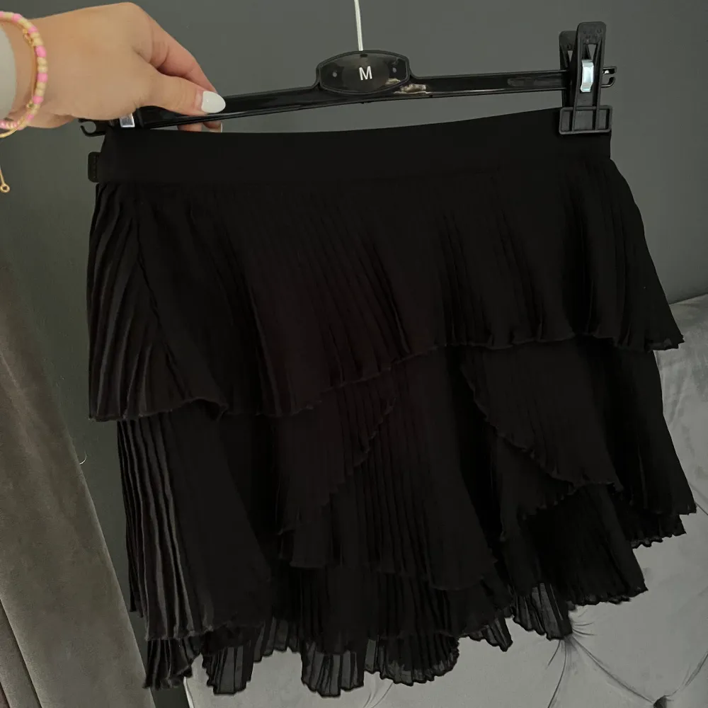 Minikjol från zara med shorts under i storlek xs. Båda för 130 kr eller en för 80. Köparen står för frakten . Kjolar.