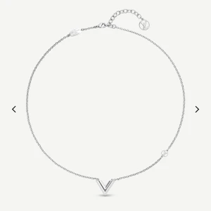 Louis Vuitton Halsband - Jättefint halsband från Louis Vuitton (Essential v supple necklace), nästan aldrig använt! Kvitto, dustbag samt box finns💕 Nypris 4000kr