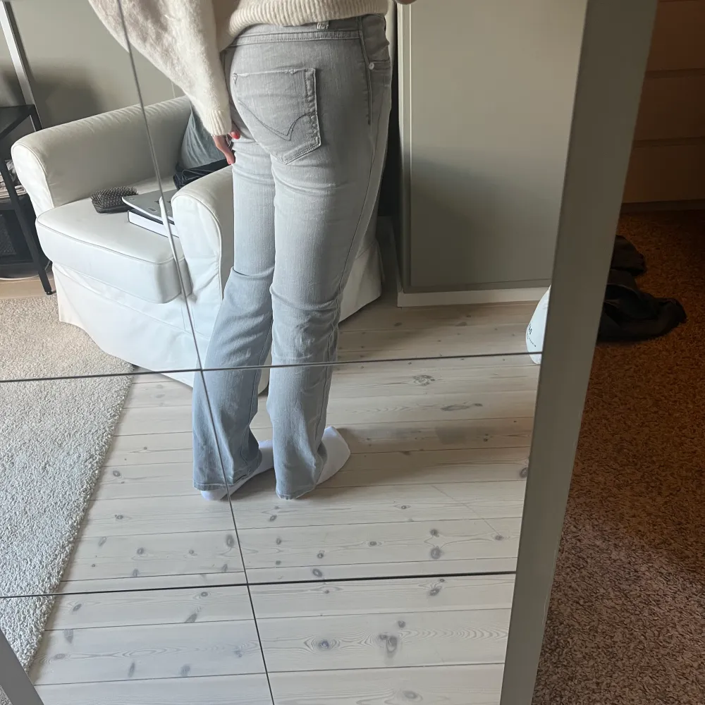 Supersnygga lågmidjade gråa jeans som jag köpte secondhand men aldrig har använt. Väldigt fint skick. . Jeans & Byxor.