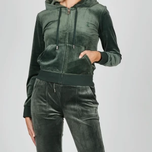 Juicy Couture sett - Säljer mitt fina juicy sett i mörkgrön, settet är i toppenskick och har både hoddien och byxorna. Säljer eftersom jag redan har två andra. Skriv för bilder eller frågor ❤️ 