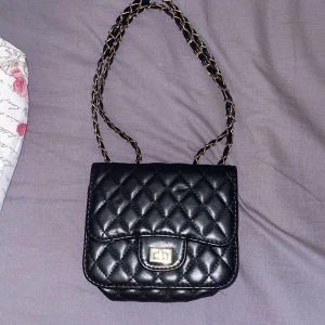 H&m - Finns även svart väska lite osäker på storlek men passar till allt sitter jätte bra knappt änvänd💗