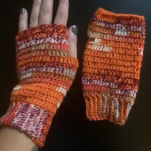 Virkade höst handskar  - Virkade höst handskar älskar färgen på garnet 🧡kan mötas upp i Sthlm nu på fredag 