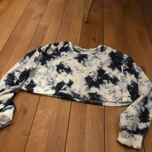 Tröja - Kort tröja från shein! Köptes förra året men har knappt använt den! Frakt tillkommer på 36kr.