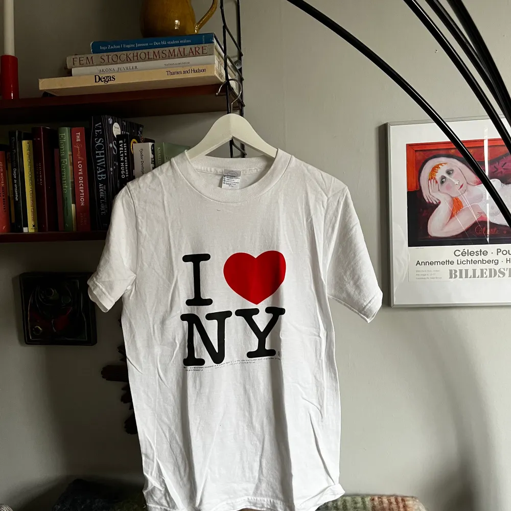 Så söt I ❤️ NY T-shirt. Uppskattar den till storlek S, funkar för M också . T-paidat.