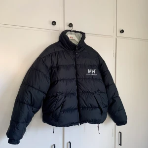 Helly Hansen Jacka - Säljer denna jacka från Helly Hansen! Strl M, priset kan diskuteras 🤩 perfekt nu till vintern!  Skriv för fler bilder 😊 